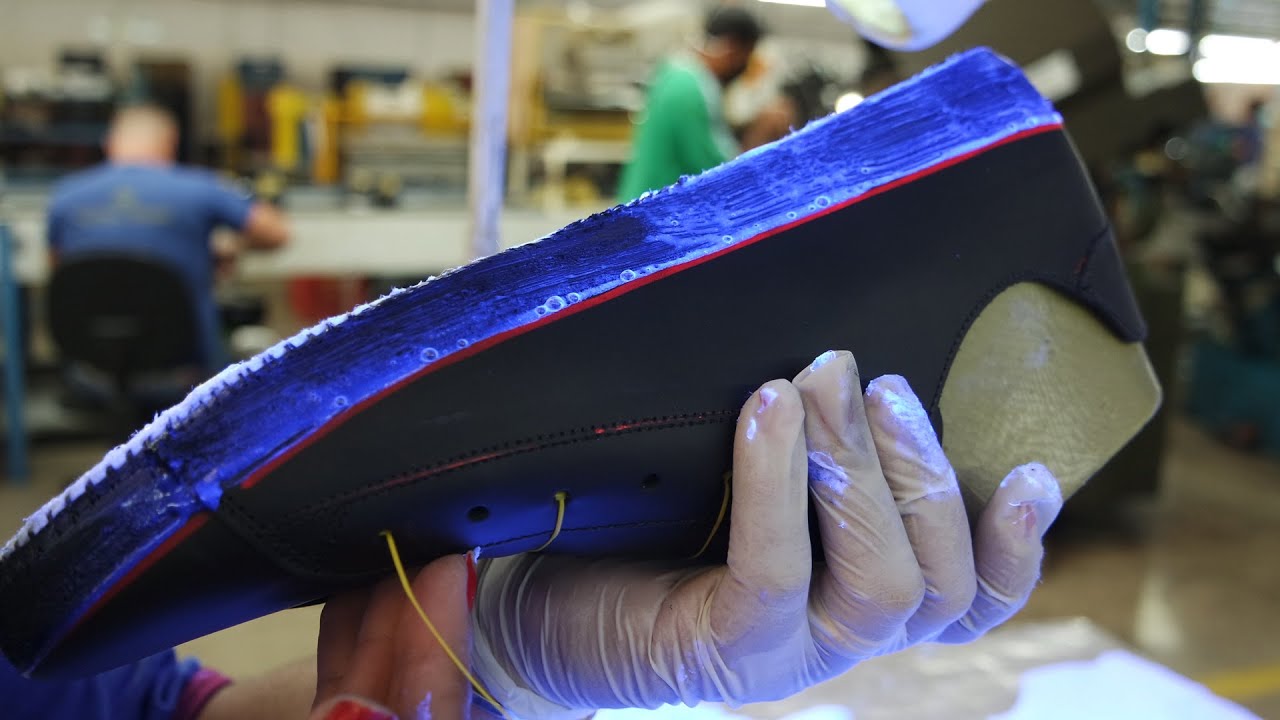 Application of adhesives on the sole / upper