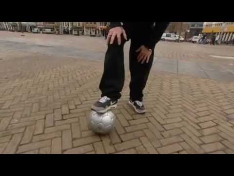 تعلم مهارة لتعدي من لاعب بطرية جميلة - كرة القدم