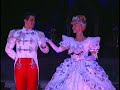 (c) disney / tokyo disney resort.
2�me partie du show du 15�me anniversaire de tokyo disneyland (1998).
le spectacle �voque les d�buts de mickey (steamboat willy, the band concert,...), mais aussi les grands classiques (blanche-neige & les 7 nains, alice au pays des merveilles, la belle au bois dormant,dumbo, fantasia,...) et, comme il s'agit de son ch�teau, cendrillon bien entendu!...
au final, tout ce petit monde se retrouve pour f�ter, dans un 