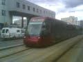 Un tramway sur pneus de Clermont-Ferrand (Translohr) arrive à la station Delille-Montlosier depuis Champratel.