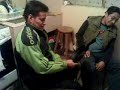 mi  carnal destapando una chela