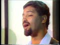 recordar os tubar�es, � falar de uma das maiores bandas cabo-verdianas dos finais dos anos 70 at� aos anos 90.
m�sicos amadores do arquip�logo, davam-se ao luxo de gravar quando queriam, basta recordar o vocalista ildo lobo que era despachante oficial.
no fim da d�cada de 90 ildo lobo decide  levar a sua carreira como m�sico a s�rio, e grava 3 discos a solo. infelizmente vem a falecer em 2004, ficando mais pobre o panorama art�stico, mas deixando um legado importante.

� a ele que dedico este video, estavamos no ano de 1989.