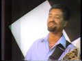 recordar os tubar�es, � falar de uma das maiores bandas cabo-verdianas dos finais dos anos 70 at� aos anos 90.
m�sicos amadores do arquip�logo, davam-se ao luxo de gravar quando queriam, basta recordar o vocalista ildo lobo que era despachante oficial.
no fim da d�cada de 90 ildo lobo decide  levar a sua carreira como m�sico a s�rio, e grava 3 discos a solo. infelizmente vem a falecer em 2004, ficando mais pobre o panorama art�stico, mas deixando um legado importante.

� a ele que dedico este video, estavamos no ano de 1989.
