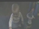Baby erschreckt sich beim furzen Baby erschreckt sich beim furzen
