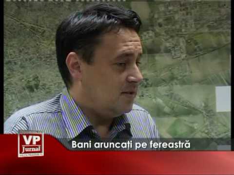 Bani aruncati pe fereastra