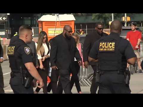 El Chapo's Wife Arrives at NYC Court for Drug Lord's Sentencing | NBC New York