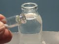 zum abtauchen muss die person ihren auftrieb durch bleigurte verringern. im modell kommen diese gewichte in eine verschlossene hohe 5-ml ampulle. 100-ml infusionsflaschen voll s��wasser bzw. kochsalzl�sung sind modelle f�r einen see oder ein meer.
da meerwasser einen h�heren auftrieb hat, muss der taucher dort zum abtauchen mehr bleigewichte tragen.
f�r das auftauchen erh�hen taucher/innen ihren auftrieb, indem sie mehr luft in eine 