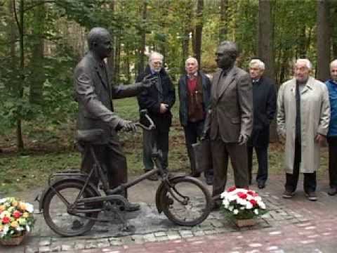 Памятник Б.М. Понтекорво и В.П. Джелепову в Дубне