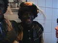 Zwarte piet strooit met pepernoten