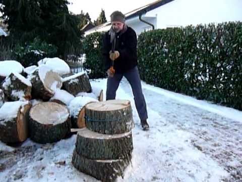 Richtig Brennholz spalten mit Fiskars Spaltaxt X25