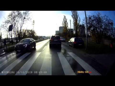 Dostał kawą od przechodnia. Szybka kara za nieuważną jazdę