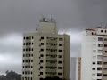 Suposto vídeo de ufo que circula na cidade de Araraquara. A aparição do disco voador está virando principal assunto dos morados dessa cidade do interior de São Paulo.A filmagem foi gravada no Domingo de Carnaval, dia 03/2 em pleno centro da cidade, entre o Shopping Lupo e prédios comerciais, ao fundo o atual prédio da Telefônica.Especialistas já estão atrás de novos relatos, vídeos e fotografiasda possível aparição.www.mundosmash.com.bragência interativa