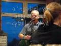 Geraint Lovgreen yn perfformio ei gan 'Canu Gwlad'