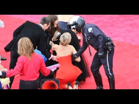 lawrence - Jennifer Lawrence Trips At Oscars 2014 + Funniest Moments! (MASHUP) Subscribe to Hollywire | http://bit.ly/Sub2HotMinute Send Chelsea a Tweet! | http://bit.l...