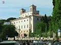 Wir naehern uns vom Suedwesten dem Spanischen Platz, der Piazza di Spagna. Vor uns die Mariensaeule. 1854 liess Papst Pius IX sie nach der Proklamation des Dogmas von der unbefleckten Empfaengnis vor der spanischen Botschaft, dem Palazzo di Spagna, aufstellen - eine Demonstration der Macht des Papstes.Der Platz selbst hat die Form eines Schmetterlings mit dreieckigen Fluegeln, an deren Mitte die Spanischen Treppe liegt. Das suedwestliche Dreieck wird von der derzeitigen Botschaft Spaniens beim Heiligen Stuhl beherrscht und das nordoestliche Dreieck, auf das Frankreich mehrfach Besitzansprueche erhob, beginnt bei der Spanischen Treppe. Die Entscheidung der spanischen Botschafter, sich in dieser Gegend niederzulassen, geht auf das Jahr 1620 zurueck. In den folgenden Jahrhunderten hatte Spanien, als eine der Schutzmaechte des Vatikans, erheblichen Einfluss im gesamten umliegenden Gebiet, denn Spanien hatte hier nicht nur die vollstaendige Gerichtsbarkeit, sondern auch eigene Soldaten zur Ueberwachung und zum Schutz.Wir stehen jetzt vor der Spanischen Treppe. 138 Stufen fuehren vom Spanischen Platz zur franzoesischen Kirche Trinità dei Monti hinauf. Fuer diese Treppe hatte der franzoesische Sonnenkoenig Ludwig XIV. einen betraechtlichen Geldbetrag hinterlassen. Der Sonnenkoenig wollte die Treppe urspruenglich mit einem Reiterstandbild abschliessen lassen, das ihn verherrlichte. Diese Machtdemonstration der franzoesi-schen Schutzmacht war fuer die Paepste jedoch unannehmbar. Sie verzoegerten den Bau und liessen die Treppe dann 1879 im roemischen Stil errichten. Ludwig XV. musste sich mit einer Gedenktafel zufrieden geben. Am Fuss der Treppe erblicken wir den Brunnen 
