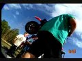 Un Gordo conduciendo su Minimoto hacia un lago