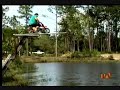 Un Gordo conduciendo su Minimoto hacia un lago