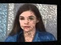 senza tutto quel trucco che ti sporca la faccia
che ti fa un po' distratta
ti preferisco sai
e con quel vestito
mi fai impazzire
e non venirmi vicino se no mi giro di scatto
quasi fossi un bambino
con la paura che
tu possa leggermi in faccia
innamorato di te.
e poi sei bella,
dio se sei bella,
sei tanto bella che neanche tu lo sai. eh!
una donna senza inibizioni
senza fili di padroni
gli occhi un poco lucidi sei bella.
persa dietro a quegli occhiali
grandi e grossi come due fanali
gli occhi sempre lucidi sei bella
perch� una donna
una donna una donna cos�
forse ingenua ma bella
mi piace la voglio la voglio cos�.
perch� sei bella sei bella
sei bella cos�
una donna e che donna
la voglio cos�.
guarda come cammini senti quello che dici
sembri proprio un'attrice
e tu nemmeno lo sai
che sei protagonista
di tutti i gesti tuoi
io che non so mai che fare io che non so cosa dire
io che non sono un attore
ma che ci provo semmai
di stare nel tuo film
io non mi stancherei mai.
e poi sei bella,
dio se sei bella,
sei tanto bella che neanche tu lo sai.
una donna senza inibizioni
senza fili di padroni
gli occhi un poco lucidi sei bella.
persa dietro a quegli occhiali
grandi e grossi come due fanali
gli occhi sempre lucidi sei bella
perch� una donna
una donna una donna cos�
forse ingenua ma bella
mi piace la voglio la voglio cos�.
perch� sei bella sei bella
tu sei bella cos�
una donna e che donna
ti voglio cos�.
na na na na na na............io mi ero persa nella nebbia e tu
tu dalla rabbia ormai non ci vivevi pi�
e adesso che siamo tornati insieme
ti dico t'amo e tu non me lo dici mai
e adesso giura, adesso giura
adesso giura che non hai paura
che sia un afregatura dirmi amore mio
perch� un'amore col silenziatore
ti spara al cuore e pum! tu sei caduto gi�

t'appartengo ed io ci tengo
e se prometto poi mantengo
m'appartieni e se ci tieni
tu prometti e poi mantieni

una donna cosi gianluca grignani