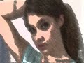 senza tutto quel trucco che ti sporca la faccia
che ti fa un po' distratta
ti preferisco sai
e con quel vestito
mi fai impazzire
e non venirmi vicino se no mi giro di scatto
quasi fossi un bambino
con la paura che
tu possa leggermi in faccia
innamorato di te.
e poi sei bella,
dio se sei bella,
sei tanto bella che neanche tu lo sai. eh!
una donna senza inibizioni
senza fili di padroni
gli occhi un poco lucidi sei bella.
persa dietro a quegli occhiali
grandi e grossi come due fanali
gli occhi sempre lucidi sei bella
perch� una donna
una donna una donna cos�
forse ingenua ma bella
mi piace la voglio la voglio cos�.
perch� sei bella sei bella
sei bella cos�
una donna e che donna
la voglio cos�.
guarda come cammini senti quello che dici
sembri proprio un'attrice
e tu nemmeno lo sai
che sei protagonista
di tutti i gesti tuoi
io che non so mai che fare io che non so cosa dire
io che non sono un attore
ma che ci provo semmai
di stare nel tuo film
io non mi stancherei mai.
e poi sei bella,
dio se sei bella,
sei tanto bella che neanche tu lo sai.
una donna senza inibizioni
senza fili di padroni
gli occhi un poco lucidi sei bella.
persa dietro a quegli occhiali
grandi e grossi come due fanali
gli occhi sempre lucidi sei bella
perch� una donna
una donna una donna cos�
forse ingenua ma bella
mi piace la voglio la voglio cos�.
perch� sei bella sei bella
tu sei bella cos�
una donna e che donna
ti voglio cos�.
na na na na na na............io mi ero persa nella nebbia e tu
tu dalla rabbia ormai non ci vivevi pi�
e adesso che siamo tornati insieme
ti dico t'amo e tu non me lo dici mai
e adesso giura, adesso giura
adesso giura che non hai paura
che sia un afregatura dirmi amore mio
perch� un'amore col silenziatore
ti spara al cuore e pum! tu sei caduto gi�

t'appartengo ed io ci tengo
e se prometto poi mantengo
m'appartieni e se ci tieni
tu prometti e poi mantieni

una donna cosi gianluca grignani