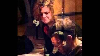 sempre più stretto è il nostro assedio