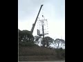 Reubicación de una valla publicitaria con una grua Reubicación de una valla publicitaria con una grua