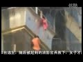 Cô gái cởi quần áo để thoát hiểm
