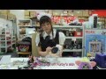 La sexy cameriera hackera un Furby