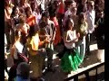 le chanteur alg�rien akim el sikameya, � la voix de haute contre, aussi puissante qu'ambigu�, propose un univers arabo -- m�diterran�en tr�s singulier, entre tonalit�s tziganes et accents jazzy, flirtant avec le ra�, le flamenco et le ska klezmer. 
 son nouvel album, � un chouia d'amour�� qu'il distille avec passion, est � l'image de son violon�: toujours debout sur ses genoux, capable de faire rire ou pleurer, il lutte contre l'int�grisme par la seule int�grit� de son art.
 akim est un libertin des temps pr�sents, � ne pas manquer.