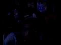 le chanteur alg�rien akim el sikameya, � la voix de haute contre, aussi puissante qu'ambigu�, propose un univers arabo -- m�diterran�en tr�s singulier, entre tonalit�s tziganes et accents jazzy, flirtant avec le ra�, le flamenco et le ska klezmer. 
 son nouvel album, � un chouia d'amour�� qu'il distille avec passion, est � l'image de son violon�: toujours debout sur ses genoux, capable de faire rire ou pleurer, il lutte contre l'int�grisme par la seule int�grit� de son art.
 akim est un libertin des temps pr�sents, � ne pas manquer.