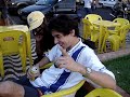 um legítimo representante da torcida do Atletico Mineiro canta o hino do clube...