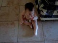 raphaela engatinhando e tomando um tombo...kkkkkkk