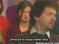 Entrevistador cai na risada com representantes da record