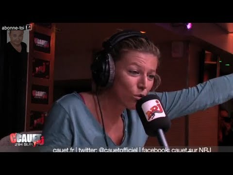 Violent - Clash violent entre Julie et une meuf au super jeu ! C'Cauet sur NRJ de 21h minuit ! Pour plus de kiff, abonne-toi ! http://www.youtube.com/subscription_cent...