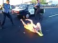 La policía Bielorrusa intenta detener a un hombre que se resiste al arresto armado con un cuchillo.