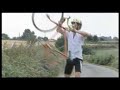mimo fait du vélo