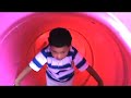 ethan jugando en la labanderia