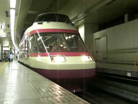 小田急HiSE　新宿駅を出発