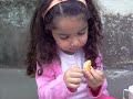Thais y la mandarina