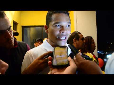Puerto Colombia - El jugador porteño llegó a su tierra natal y fue recibido por sus coterráneos con pancartas y una caravana llena de alegría. Bacca se dirigió a los cientos d...