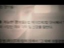 Lyrics:바로 그대죠내맘을 어지럽게 만들던내겐 너무 나쁜 그대죠아무도 나를 모르게그대의 그녀조차 모르게우리가 사랑한그런 일은 없던 것처럼숨죽이며 그대 바라보던 나따스하게 미소짓던 그날 이후버리고 버려도 다 쳐내도사랑 아니라 밀어내도그날 나를 보던그의 미소 지울 수 없어이대로 감춰버린 사랑을도려내려 해도 할 수 없다면이건 그대와 나의 비밀인거죠그대 뒤에서가만히 그대 뒤에 숨어서나지막이 눈물 흘리죠사랑해 너를 사랑해모두가 알수 없는 소리로말하고 싶었죠우리 사랑 하고있음을나를 봐요 그대 뒤에 있어요이제 그만 털어놔요 그녀에게아프고 아파서 소리쳐도이제 내게 온다 말해도문득 망설이는 그대 눈빛 견딜수 없어그녀를 아프게 해내맘을 행복하게 해줘 나만 사랑해더는 그대 뒤에서 아프지 않게해줘그녀에겐 미안 우리만의 비밀을끝까지 지키지 못해버리고 버려도 다 쳐내도사랑 아니라 밀어내도그날 나를 보던 그의 미소 지울 수 없어이대로 감춰버린 사랑을도려내려 해도 할 수 없다면이건 그대와 나의 비밀이죠내겐 너무 나쁜 그대