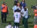 Cuu HLV truong Brazil 'xu' phong vien ngay tren san