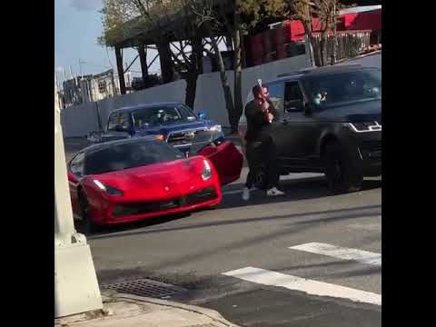 Wrzucili mu maseczkę do auta. Gość wyskoczył z kijem do baseballa