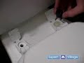如何修理卫生间管道： 完成替换一个老马桶座工作