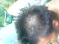 Mak qui se fait couper les cheveux