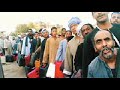 إخلع محراثك اليوم ، فقد آن أوان الثورة ، آن أوان الحريةأراد أحد الفلاسفة أن يصور عملية الإستعباد الأولى ، فكتب وصفاً تصويرياً تخيلياً لها ، جعل فيه شخصان يتقاتلان على السيادة ، و كان الصراع بينهما حامياً ، أو لنقل صراع حياة أو موت ، قاتل أو مقتول ، و في أثناء شدة الصراع ، و إحتدامه ، و بينما قرع السلاح يرتفع ، و الضربات العنيفة تنهمر ، تسرب الخوف من الموت إلى عقل واحد منهما ، فألقى السلاح ، و أعلن الإستسلام ، مفضلاً الخضوع للأخر مع البقاء على قيد الحياة ، على الإستمرار في القتال ، و ما يحمله الإستمرار من إحتمال الموت ، فكانت النتيجة أن قام المنتصر بوضع المهزوم أمام محراثه ، ليحرث له أرضه ، فكان بذلك المهزوم هو أول كائن يتم إخضاعه لإرادة بشرية ، أو أول كائن يتم إستئناسه .القصة بالطبع تخيلية ، و لكنها رائعة في وصفها ، بليغة في تشبيهاتها ، فحين نتمعن فيها ، ستتكشف أمامنا حقيقة أن البشر كانوا في البداية جميعاً أحرار ، سواء مادياً ، أو بالإرادة ، و كذلك سواسية إجتماعياً ، فلا مقامات ، و لا سادة ، و لا عبيد . ثم جاءت الفروقات ، حين ظهر بعض الأشخاص الذين تشربت أنفسهم بروح الرغبة في السيادة ، فقرروا أن يغامروا بحياتهم ، و يركبوا المخاطر في سبيل السيطرة ، فكانوا هم طبقة السادة ، و في مقابل أولئك ، و على الجانب الأخر ، كان هناك من آثروا الحياة ، بأي شكل ، و في أي مرتبة إجتماعية ، خوفاً من فقد حياتهم ، فكانوا هم طبقة الخاضعين ، أو المحكومين .و في غياب قيم الحرية ، قام السادة بتوريث إمتيازاتهم ، التي حازوها بشجاعتهم ، إلى خلفائهم ، فكانوا هم الأستقراطية ، و ورث أيضاً الخاضعين خضوعهم ، إلى من جاء بعدهم من نسلهم ، ليكونوا هم عموم المحكومين ، ثم أن طبقة السادة قامت بخبث بتأكيد إمتيازاتها عبر سلسلة طويلة من القوانين و الأعراف الإجتماعية ، التي تراكمت بمرور الزمن ، لتحفظ تلك الفروق ، عبر وضعها في إطار يعطيها الشرعية ، فتتقبل جماهير الخاضعين خضوعهم ، و يصبح ذلهم شيء طبيعي .الوضع المصري الحالي ينطبق عليه التشبيه السابق ، فهناك طبقة سادة محدودة في القمة ، ورثت وضعها ، أو صعدت له بأساليب بعيدة عن الشفافية ، و هي تحكم مصر بإرادة مطلقة من أي قيد ، و تأكل خيرها وحدها ، و تستعبد بقية الثمانين مليون مصري ، بمجموعة من القيود ، المسماة دستور و قوانين ، التي وظفتها لخدمة الحفاظ على إمتيازاتها ، فجعلت بذلك أي محاولة لتغيير الوضع ، و تصحيح الأمور ، هي خروج على الشرعية ، تستحق السحق ، و على الجانب الأخر ، هناك الملايين ، و الملايين ، من المصريين ، الذين آثر أغلبهم الخضوع ، خوفاً على حياتهم ، فقبلوا العيش في وضع أقرب ما يكون إلى العبودية .لست ضد أن يكون هناك دستور ، و قوانين ، فأين هو المجتمع الحديث الذي يستطيع الإستغناء عن القانون ؟ و مثلما لا أنكر أهمية القانون ، فإنني لا أنكر الحقيقة البديهية أن هناك في أي مجتمع طبقات ، و لكني ضد أن يكون الدستور مسخر لخدمة فئة ، و القانون ظالم ، و العدالة معطلة أو منحرفة عن صراط الحق ، لخدمة الطبقة الحاكمة ، أو لخدمة أي إنسان أو مجموعة ، و ضد أن تحتكر مجموعة معينة الحكم ، و تستعبد الأخرين ، فتسرقهم ، و تسخرهم لأغراضها ، فتنعدم فرص البسطاء في النهوض ، و الخروج من فقرهم ، و التخلص من حرمانهم ، و تتلاشى حقوق المواطنين في المشاركة في حكم بلدهم ، و إدارة دفة شؤون مجتمعهم ، سواء بالإنخراط في العملية السياسية على أي مستوى ، حزبي أو نقابي ، أو غير ذلك ، أو عبر الإقتراع الشعبي الحر ، على كل المستويات .إنني - شخصياً - لا أؤمن بأن هناك مستضعف بالقسر ، فكل مستضعف إنما هو مستضعف بإرادته هو ، ففي الأرض منأى للكريم عن الأذى ، و أرض الله واسعة ، هكذا كان أجدادنا يفعلون ، فكانوا يفرون من الظلم ، و هذا في أضعف الأحوال ، و في أفضلها يثورون ، و تاريخ مصر عامر بالثورات في كل حقبة تاريخية ، فلسنا شعب خانع أو ذليل ، كما يروجون ، و كما يريدون أن يطبعوا في أذهاننا ، نحن شعب الثورات ، نحن شعب الحرية .فيا من لازلت تجر المحراث للطغاة ، إلى متى ستجر لهم المحراث؟متى ستخلع محراثك ؟متى ستنضم إلى الأحرار ، فهناك الكثير ممن سبقوك إلى الحرية ، و خلعوا نير الإستعباد ، و يكافحون الأن الإستبداد و الفساد ؟؟؟إلى متى ستظل تقبل بمكانة العبد ، و منزلة الخادم ؟؟؟إلى متى ستأكل حنظلهم ، و تتجرع مرهم ؟إلا تتوق للحرية ؟ ألا تتوق للعدالة و الرفاهية ؟؟إخلع محراثك اليوم ، فقد آن أوان الثورة ، آن أوان الحرية .أحمد محمد عبد المنعم إبراهيم حسنين الحسنيةبوخارست -- رومانياحزب كل مصر تراث -- ضمير -- حرية -- رفاهية -- تقدم -- إستعيدوا مصر 23-04-2008