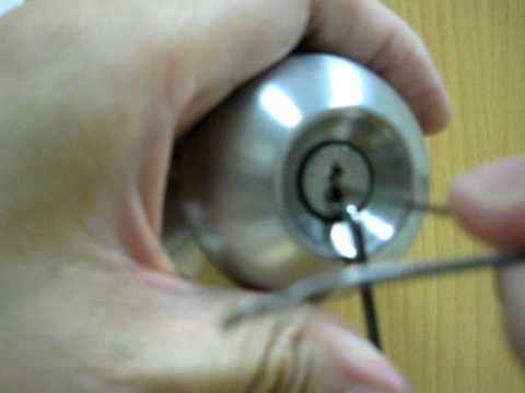 How to Pick a Padlock or Combination Lock in 3 Easy Steps 0 How to Pick a Padlock or Combination Lock in 3 Easy Steps