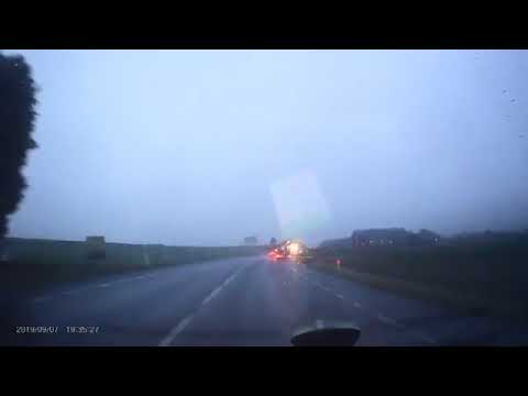 Kierowca wypadł przez bagażnik. Nagranie z wypadku na Dolnym Śląsku