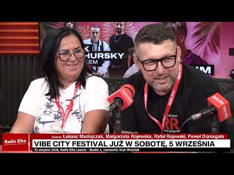 Vibe City Festival - to już w sobotę na Lotnisku Leszno :: Wielka scena, koncerty od popołudnia do późnej nocy, karuzele, food trucki, atrakcje dla dzieci i rozbudowana strefa partnerów. W sobotę, 5 września, na lotnisku w Lesznie odbędzie się Vibe City Festival. Organizatorzy są już na ostatniej prostej przygotowań i zapowiadają wydarzenie skierowane do całych rodzin i różnych pokoleń.Do rozpoczęcia Vibe City Festival pozostało już tylko kilka dni. Na lotnisku w Lesznie trwają ostatnie przygotowania techniczne. Jak mówił na naszej antenie organizator Paweł Domagała, za ekipą są już m.in. spotkania dotyczące ustawienia sceny, a na teren imprezy zaczynają wjeżdżać kolejne elementy festiwalowej infrastruktury.Hasłem wydarzenia jest "Łączymy pokolenia" i właśnie ten pomysł przekonał również partnerów festiwalu. W studiu Radia Elka pojawili się wraz z organizatorem przedstawiciele firm wspierających wydarzenie: Małgorzata Rajewska, Rafał Rajewski i Łukasz Madajczak. Jak podkreślali, Leszno i cały region potrzebują dużych wydarzeń, które nie są adresowane wyłącznie do jednej grupy wiekowej.Dobrym przykładem jest muzyczna część festiwalu. Wśród artystów znajdzie się m.in. Jacek Stachursky, którego przeboje dobrze pamięta starsza część publiczności, ale program ma również przyciągnąć młodszych uczestników. Jak mówiła Małgorzata Rajewska, właśnie możliwość spotkania różnych pokoleń podczas jednego wydarzenia była jednym z powodów zaangażowania się w przedsięwzięcie.Festiwal nie ograniczy się jednak do koncertów. Organizatorzy przygotowują rozbudowaną strefę towarzyszącą. Będą food trucki, karuzele, dmuchańce, atrakcje dla dzieci i fotobudka Skolima, a swoje stanowiska przygotują także partnerzy wydarzenia. Będzie więc można nie tylko posłuchać muzyki, ale również spędzić na lotnisku większą część dnia z rodziną.Bramy lotniska zostaną otwarte w sobotę o godz. 14.00, a o godz. 15.00 rozpocznie się festiwal. Muzyka na głównej scenie ma rozbrzmiewać aż do około godz. 2.00 w nocy.Organizator przekazał również najnowsze informacje dotyczące biletów. Promocyjna cena wejściówek w wysokości 100 zł została przedłużona. Pojawiły się także bilety dla osób do 15. roku życia w cenie 80 zł. Dostępne są jeszcze wejściówki VIP - podczas rozmowy organizator informował, że pozostało ich około 30.Organizatorzy liczą, że Vibe City Festival przyciągnie nie tylko mieszkańców Leszna, ale także publiczność z całego regionu. Jak podkreślali goście naszej audycji, duże muzyczne wydarzenia nie muszą być zarezerwowane wyłącznie dla Poznania czy Wrocławia. Leszno ma do tego odpowiednią przestrzeń, a sobotni festiwal ma pokazać, jaki potencjał drzemie w miejscowym lotnisku.