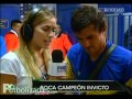 Beso entre Dario Cvitanich y Cecilia Bonelli en la entrevista tras el título de Boca Jrs.
