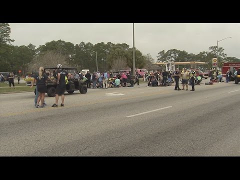 EE. UU.: Un hombre atropella a estudiantes en desfile y deja 12 heridos